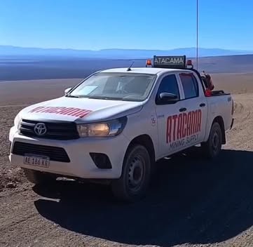 Camioneta de escolta Atacama en la Puna con la bandera argentina